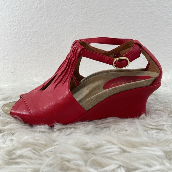 EARTHIES ARTSY Ankle Strap Wedge Sandals Heels Womens
10 Ruby Red VERIA LEATHER - Picture 8 of 15
